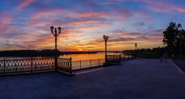 Günbatımı sahildeki Uglich, Yaroslavl bölgesi