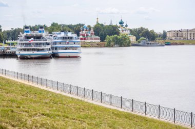 İki yolcu motor gemi şehir Uglich, Yar iskele üzerinde