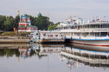 Yolcu gemisi iskele ve kilise Dimitry Tsarevich o