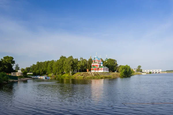 Церква Димитрієм царевича "на крові" і Uglichskaya ГЕС я — стокове фото