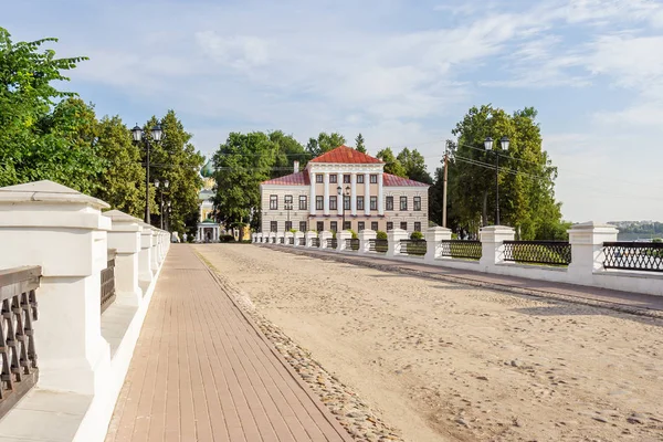 Nikolsky Bridge e l'ex Duma cittadina di Uglich, Jaroslavl Re — Foto Stock