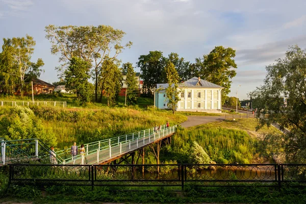 Casa de la Cultura y el puente sobre el arroyo Selivanovsky a — Foto de Stock