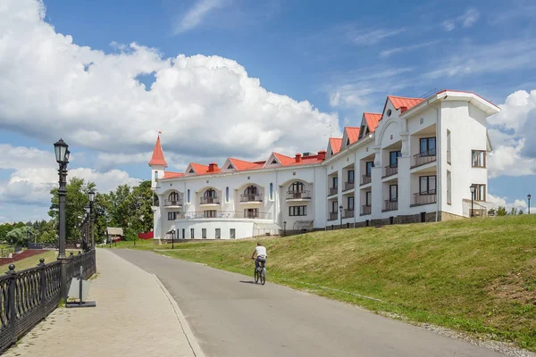 Embankment y hotel en la orilla del Volga en Uglich —  Fotos de Stock