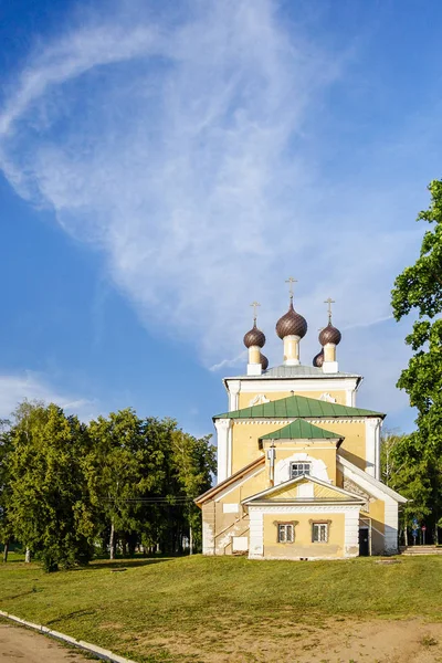 Iglesia de la Resurrección en el paseo marítimo de Uglich — Foto de Stock