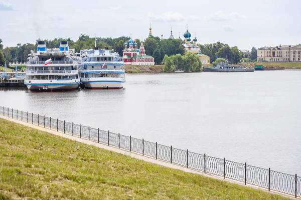 İki yolcu motor gemi şehir Uglich, Yar iskele üzerinde