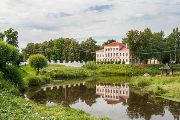 Antiguo Ayuntamiento con reflexión en la ciudad de Uglich, Yaros — Foto de Stock