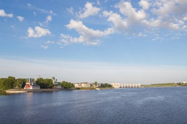 Kilise ve Uglich Hidroelektrik istasyonu görünümü