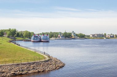 Gemi ve Uglich, Yarosl kiliseleri ile iskelelerde görünümünü