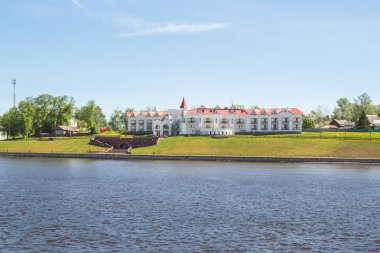 Nehirden Uglich, Yarosla plajında Hotel'e görüntülemek