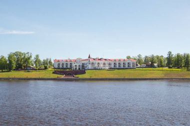 Görünümünü Uglich, Yaroslavl bölgesi içinde Sahilde otel
