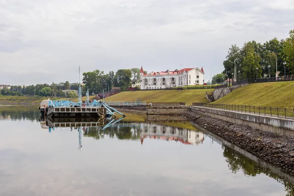 Hotel no banco Volga e marina na cidade de Uglich — Fotografia de Stock