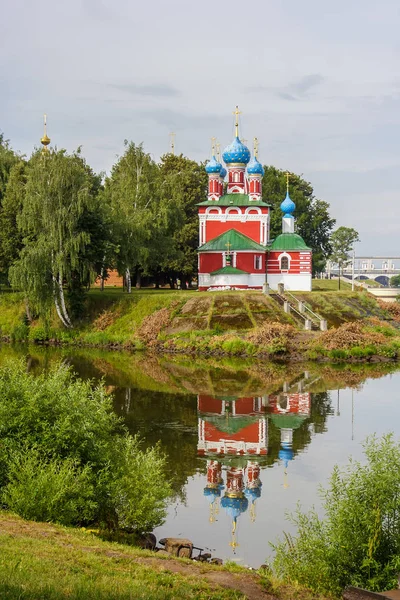 Церковь Димитрия Царевича на Крови с отражением в воде — стоковое фото