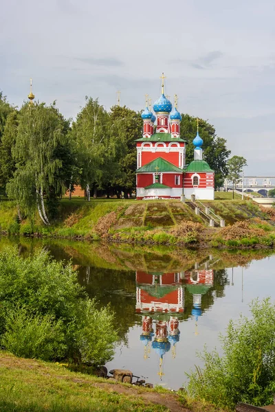 Kirche von Dimitrij Zarewitsch auf Blut mit Reflexion im Wasser — Stockfoto