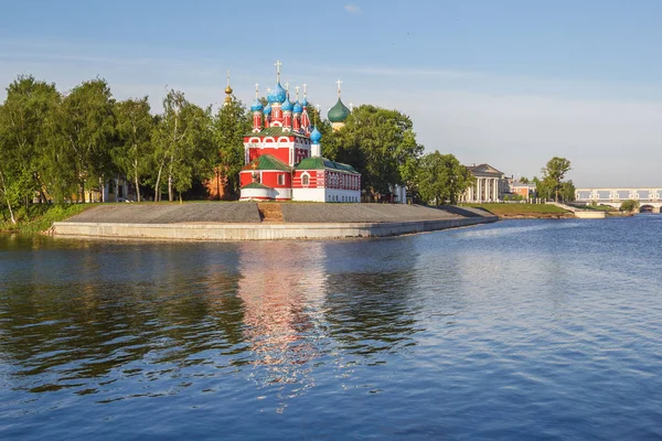 Uglich. Řeka Volha a Dimitri kostel na krev, Rusko — Stock fotografie