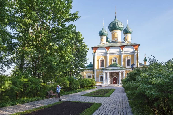 Храм Преображения Господня в Угличе утром — стоковое фото