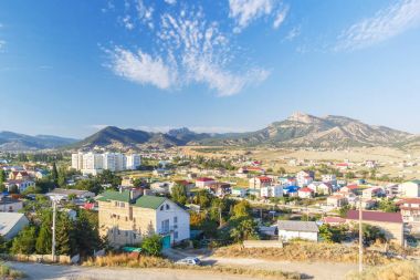 Dağlar ve Kırım Sudak şehir görünümünü