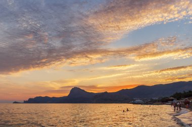 Sudak şehir suç güneş battıktan sonra Beach görünümü