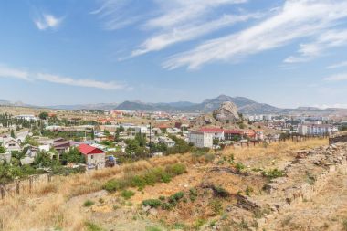 Sudak Crimea'da kalede evlerden görünümünü
