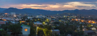 Sudak Crimea'da ışıklı evlerde görünümünü akşam