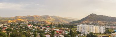Sudak şehir ve Kırım'da dağlarda görünümü