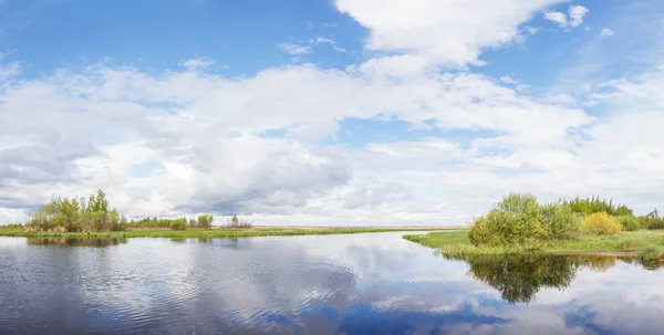 Paisaje de primavera en el río Tsevla, región de Pskov — Foto de Stock