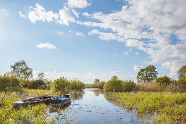 Dos barcos en el canal cerca del lago Tsevlo en el regio Pskov — Foto de Stock