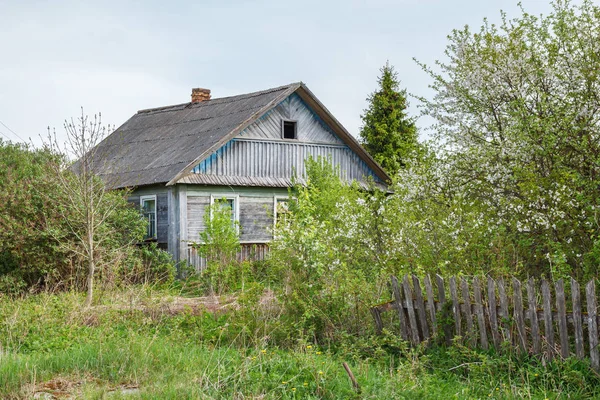 Huis met een bloeiende tuin — Stockfoto