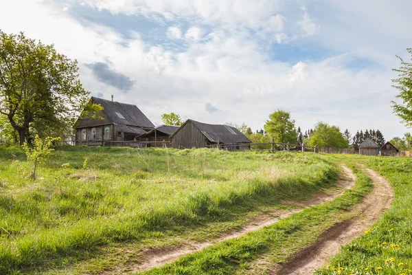 Bir tepe üzerinde köy evi