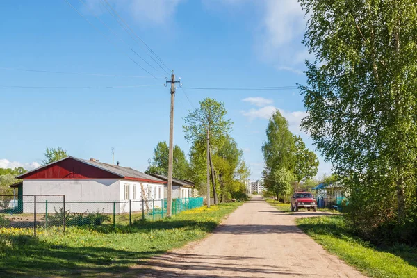 De straat in het dorp van Tsevlo in de zomer — Stockfoto