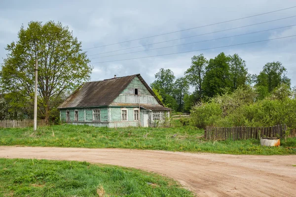 Casa de madeira rústica nos arredores da estrada — Fotografia de Stock