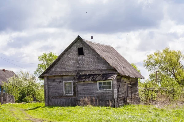 Casa ai margini del villaggio — Foto Stock