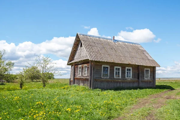Casa rural perto da estrada à luz do sol — Fotografia de Stock