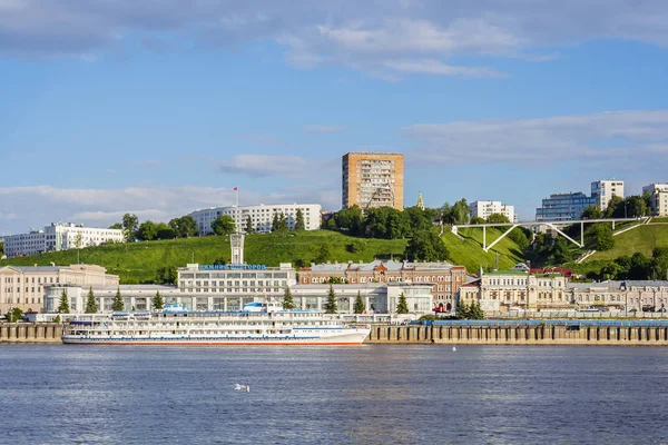 Vista de Nizhny Novgorod, estación fluvial y barcos de motor cerca de la — Foto de Stock