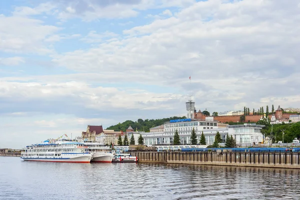 Navi passeggeri sulla banchina vicino a Nizhny Novgorod — Foto Stock