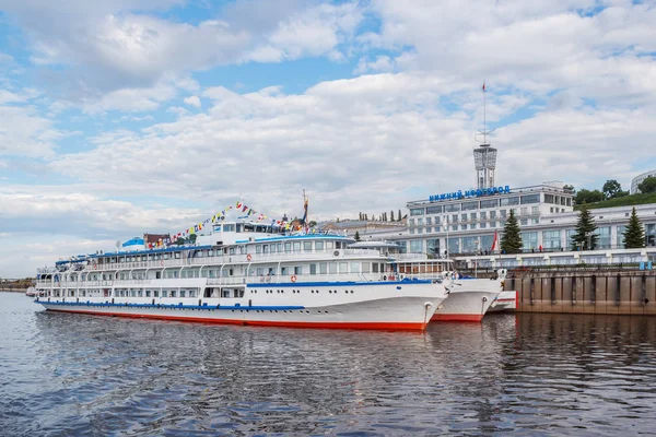 Nijniy Novgorod yakınındaki quay gemilerde Nehri