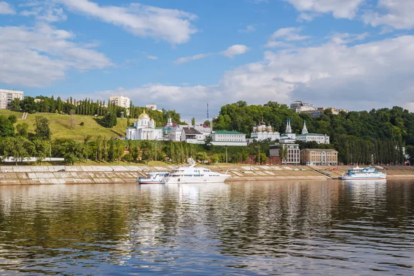 Visa Yacht nära piren och klostret Bebådelsen — Stockfoto