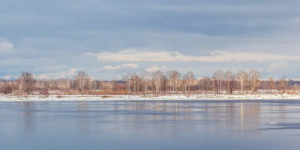 Paisaje primaveral en las extensiones del Volga — Foto de Stock