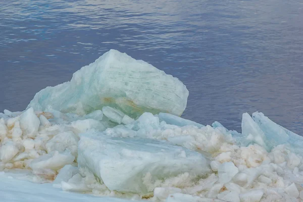 Παγετώνας πάγο στον ποταμό την άνοιξη — Φωτογραφία Αρχείου