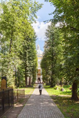 Bir kadın ın Alexander Nevsky L kutsal Trinity Katedrali gider