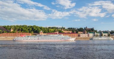 Dört katlı nehir tekne yelken boyunca Nijniy Novgorod
