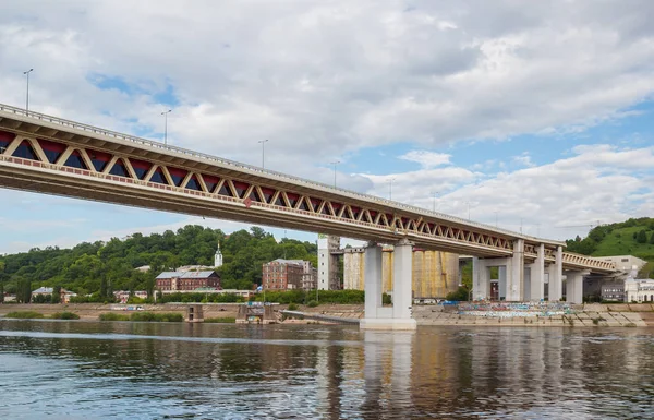 Ponte della metropolitana attraverso l'Oka a Nizhny Novgorod in estate arguzia — Foto Stock