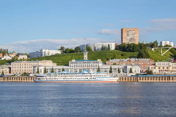 Crucero cerca de la estación del río Nizhny Novgorod — Foto de Stock