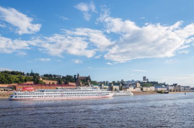 Volga Nizhny Hayır yakınındaki kıyısında cruise gemi gider