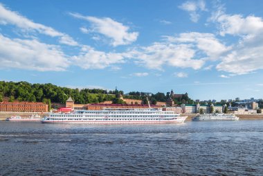 Dört katlı nehir tekne yelken Nijniy Novgorod sahil boyunca