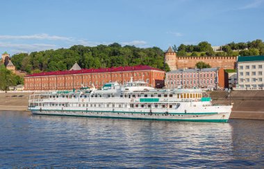 N iskelede setin arka plan üzerinde gemi cruise