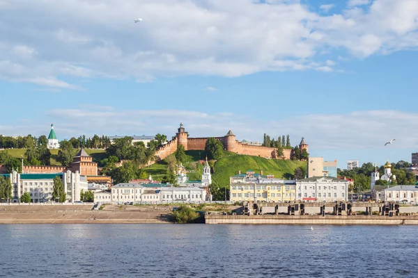 Vista del Kremlin de Nizhny Novgorod desde el río Volga en summ — Foto de Stock