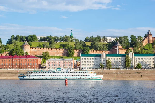 Turist motorlu gemi Nizhny kuleleri arka planda
