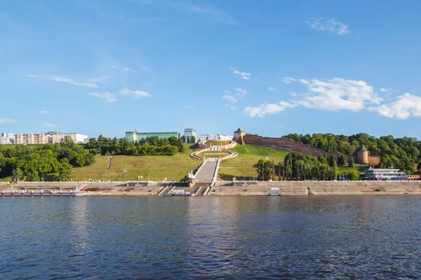 Visa sevärdheter i Nizjnij Novgorod från floden i sommar — Stockfoto