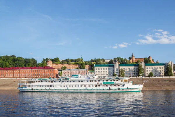 Embankment, barco de motor de tres pisos cerca del muelle en Nizhny Novgor — Foto de Stock