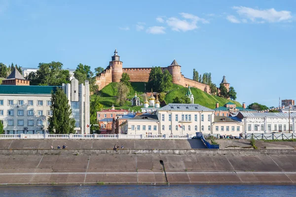 Torres del Kremlin de Nizhny Novgorod desde el río Volga en su — Foto de Stock